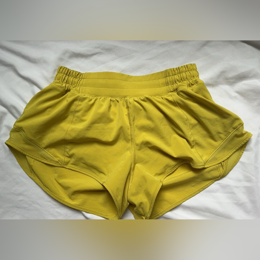 Lululemon Hotty boys 2.5 inch size 6